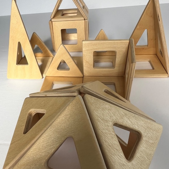 Earthtiles 31 piece wooden magnetic tiles Squares & Triangles. - Picture 3 of 3